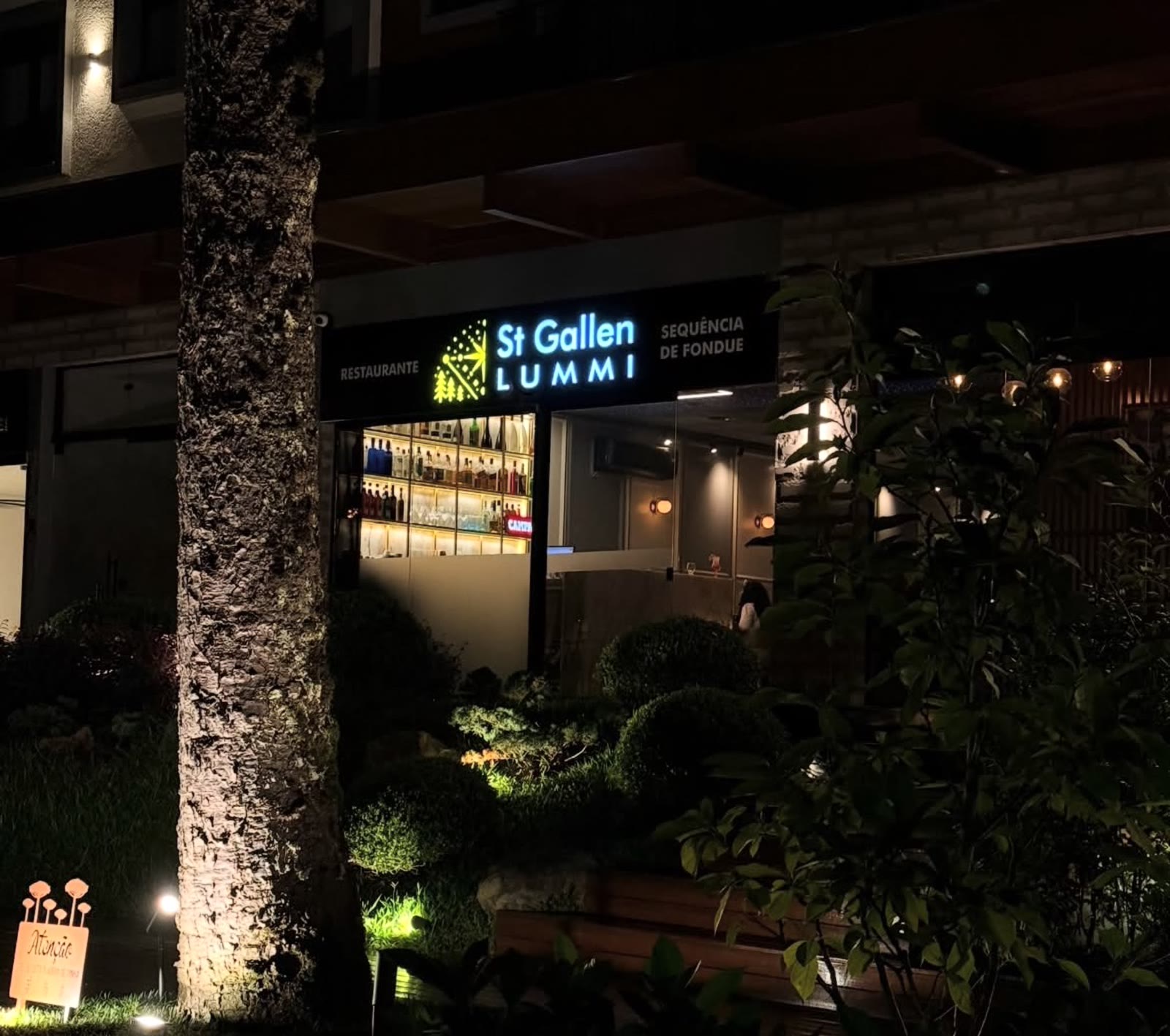 Fachada iluminada do St. Gallen Lummi à noite, em Gramado