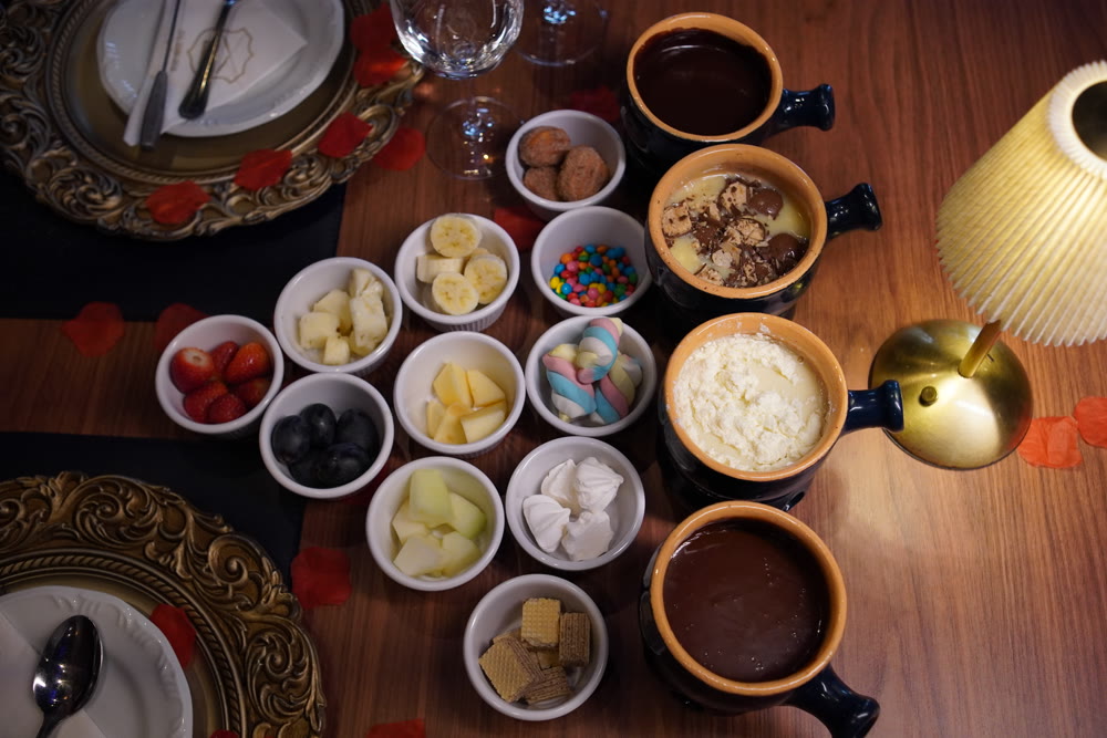 Fondue doce com frutas e acompanhamentos