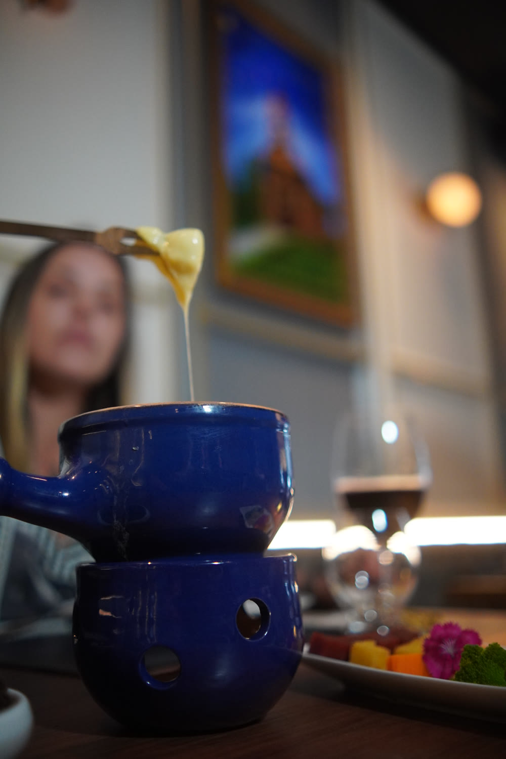 Fondue de queijo suíço servido à mesa