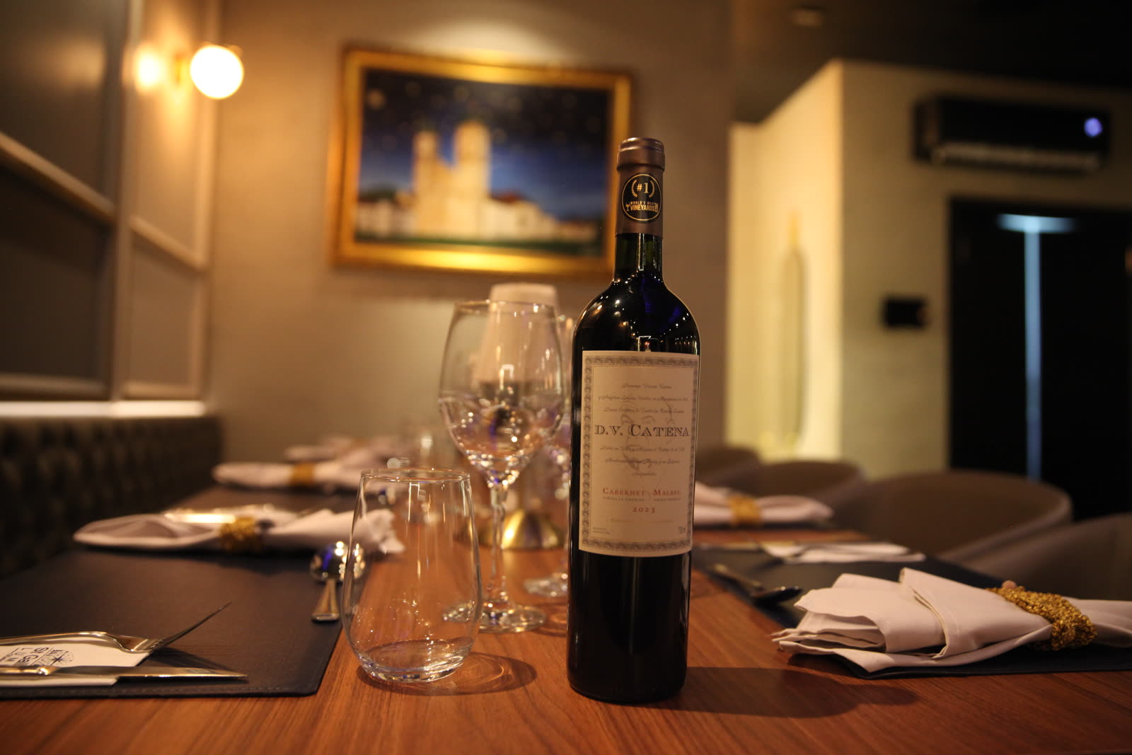 Mesa posta com vinhos no St. Gallen Lummi