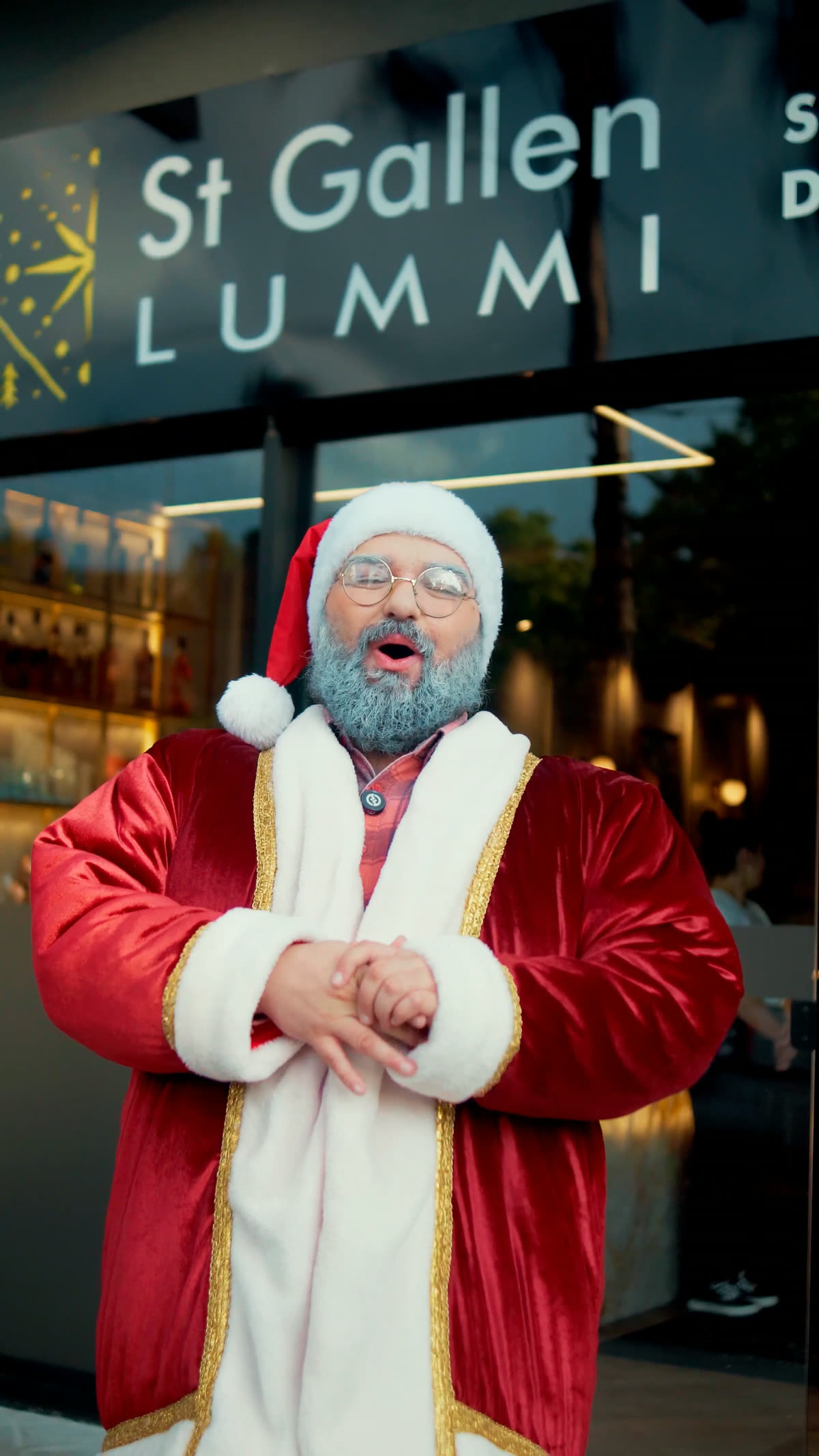 Papai Noel na entrada do St. Gallen Lummi, em Gramado