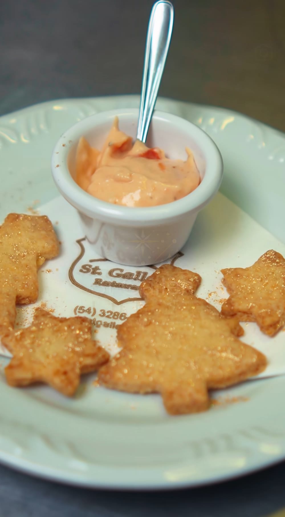 Entrada típica de Natal: biscoitos em formato de Papai Noel e árvore, ao molho de tomate seco
