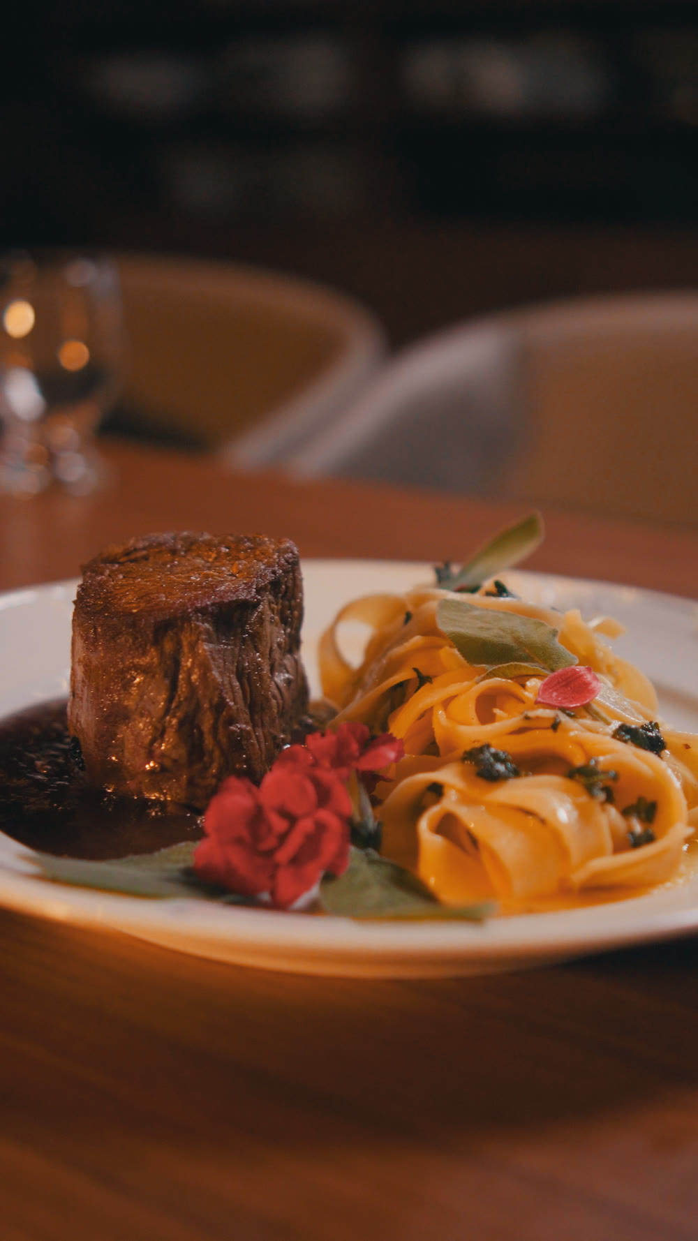 Filé mignon ao molho malbec com talharim ao molho de sálvia