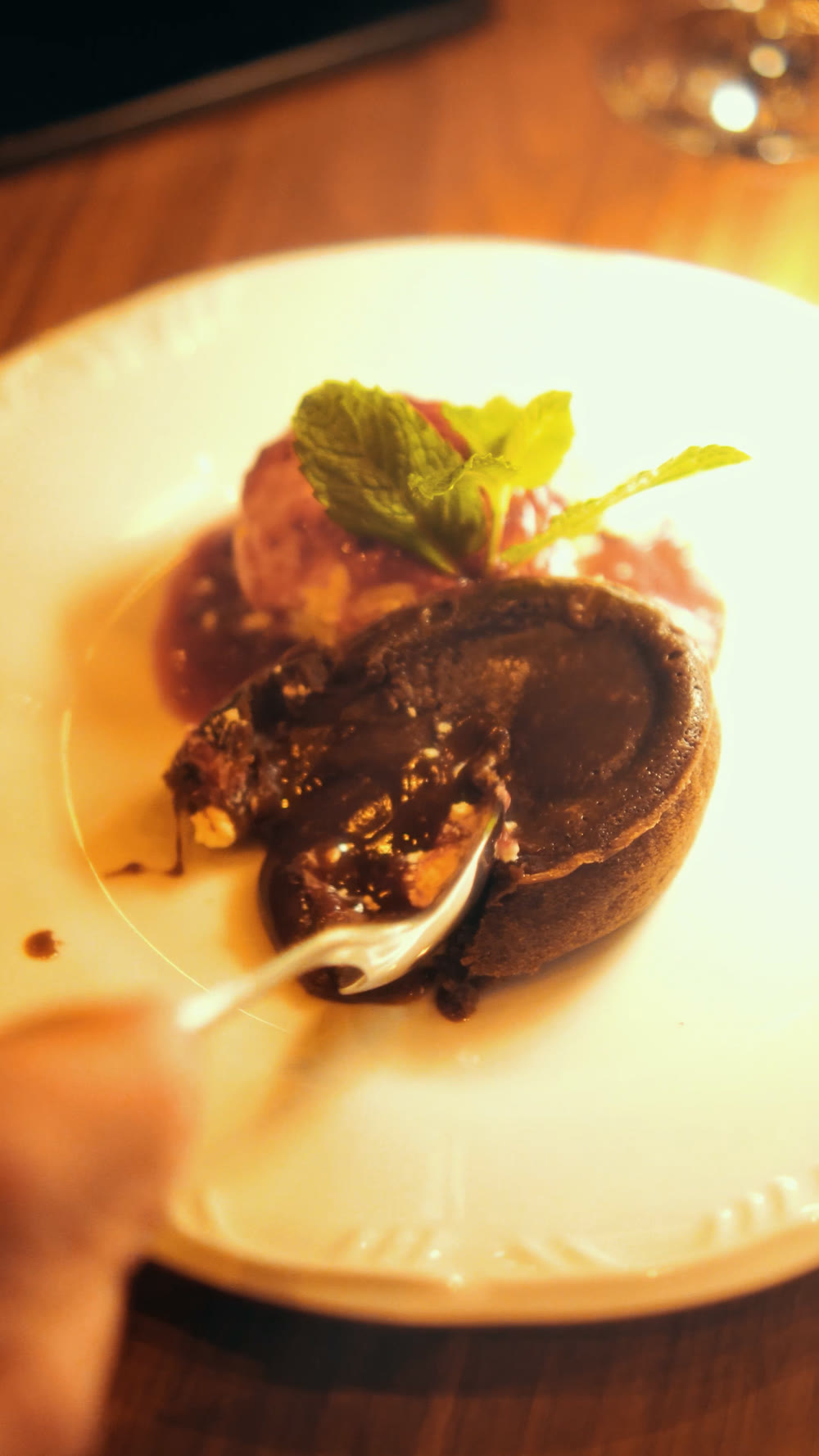 Petit gâteau com coração de chocolate derretido e sorvete